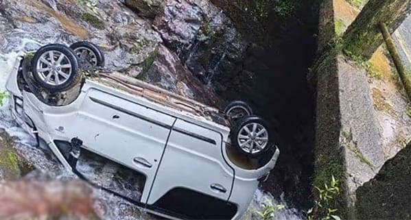 Car Plunges into Canal Near Mohini Ella
