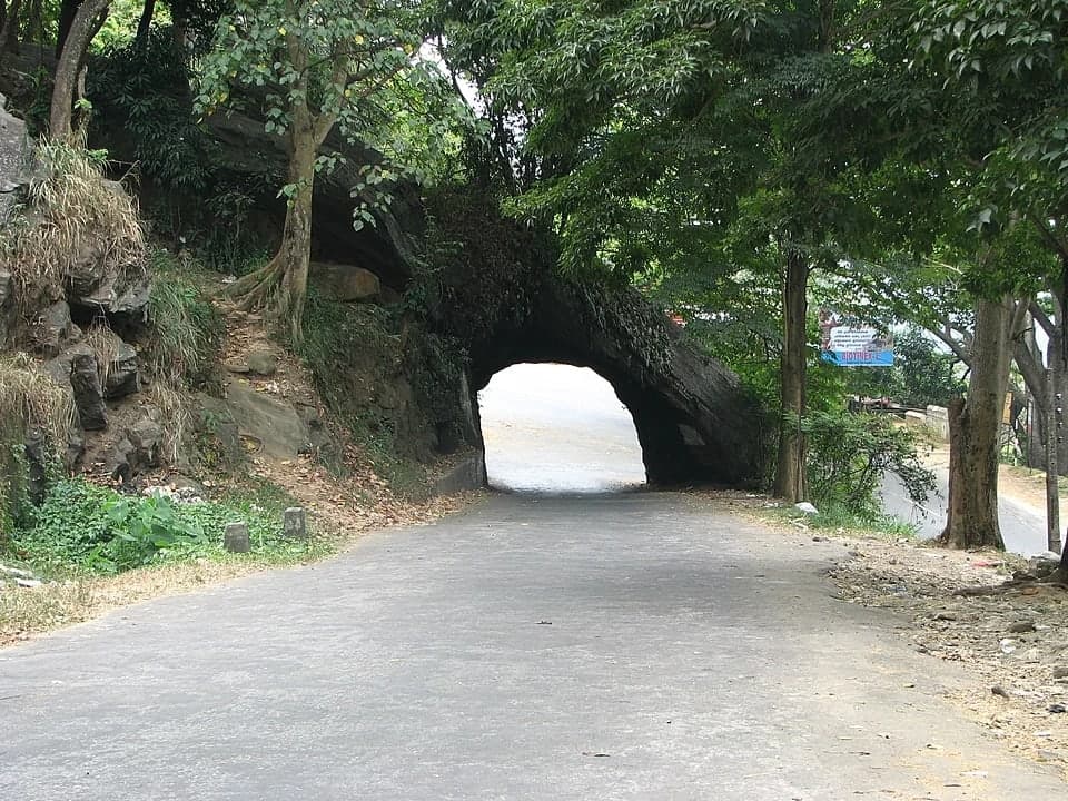 கடுகண்ணாவ–கனேதென்ன வீதி மூடப்பட்டது